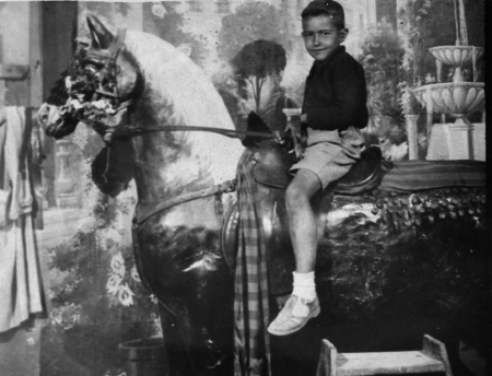 NiÃ±o sobre un caballo de feria. Badules.