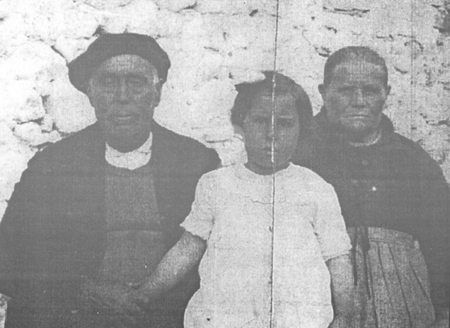 Felicidad Felipe con sus abuelos. Villarreal de Huerva.