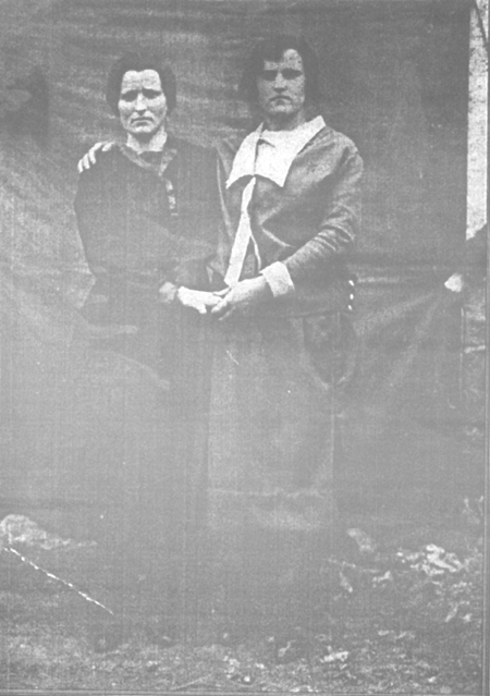 Carmen Charlez y una amiga. Villarreal de Huerva.