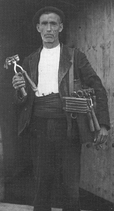 Retrato de Silvestre con los instrumentos de esquilar. Villarreal de Huerva.