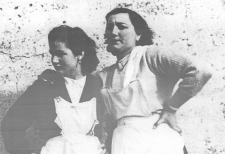 Nicolasa y su amiga Carmen. Villarreal de Huerva.