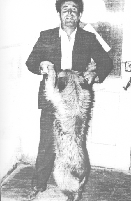 Raimundo Sanz con su perro. Villarreal de Huerva.