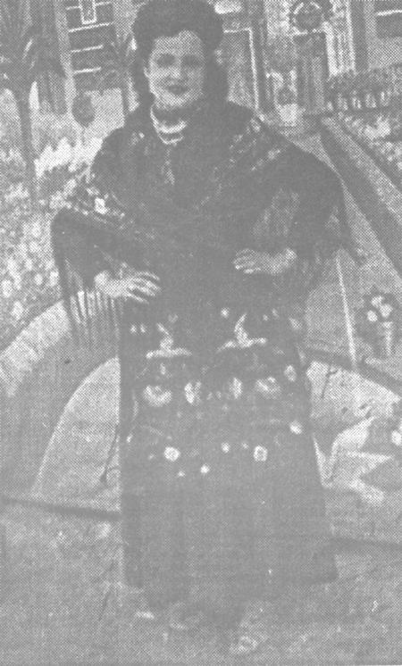 Rosario Valero con el traje tÃ­pico. Villarreal de Huerva.