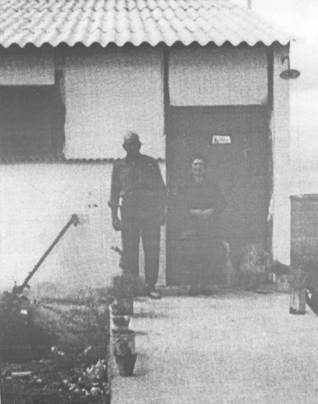 Antonio y Ãgueda con su perro ColÃ³n. Villarreal de Huerva.