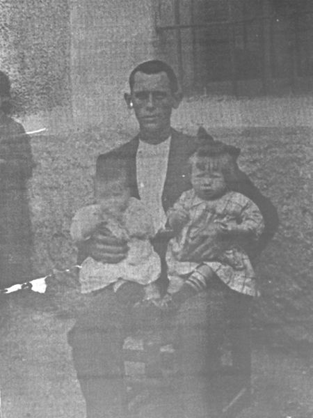 Vicente LÃ¡zaro con sus hijas Luisa y Pilar. Villarreal de Huerva.