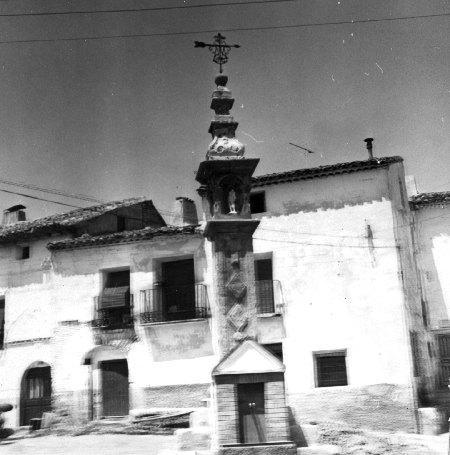 Vista de la plaza y la fuente. Tornos