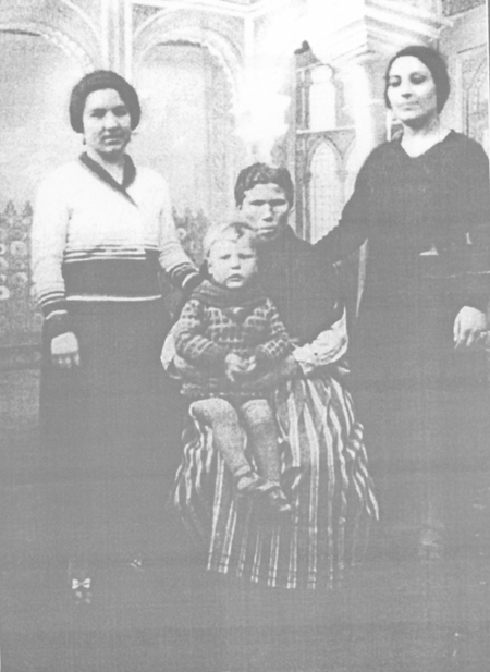 La Familia DelfÃ­n Sanz con sus tÃ­as. Villarreal de Huerva.