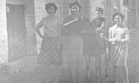 Vecinos de Villarreal de Huerva en la Calle Mayor.