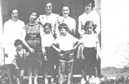 La Familia Mainar en la puerta de la Ermita. Villarreal de Huerva.