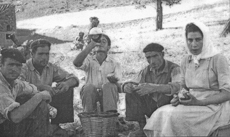 La familia Alonso en la venta Macario. Villarreal de Huerva.