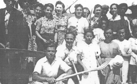 Grupo en la era. Villarreal de Huerva.