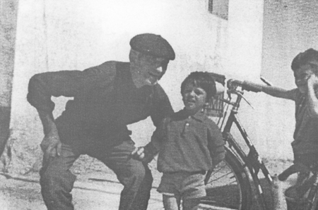 Santiago Mainar con sus nietos. Villarreal de Huerva.