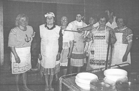 La jefa de cocina y sus pinches. Villarreal de Huerva.