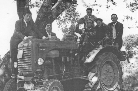 En uno de los primeros tractores. Villarreal de Huerva.