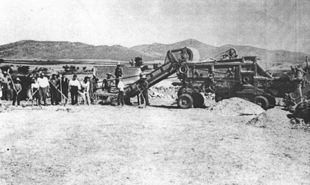 Familia SÃ¡nchez Cebollada con la trilladora. Villarreal de Huerva.