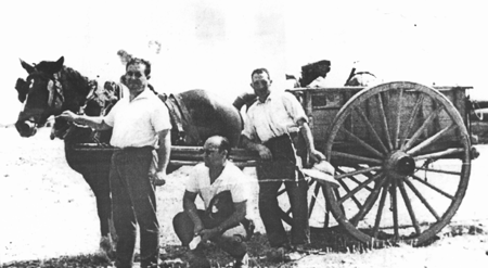 Vecinos de Villarreal de Huerva transportando el motor para regar.