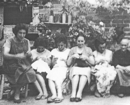 Vecinas de Villarreal de Huerva cosiendo.