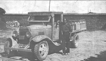 Enrique Valero con su camiÃ³n. Villarreal de Huerva.