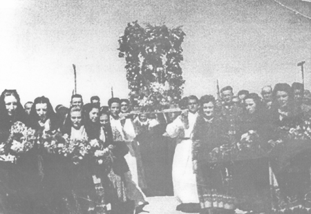 Vecinas de Villarreal de Huerva con el traje regional.