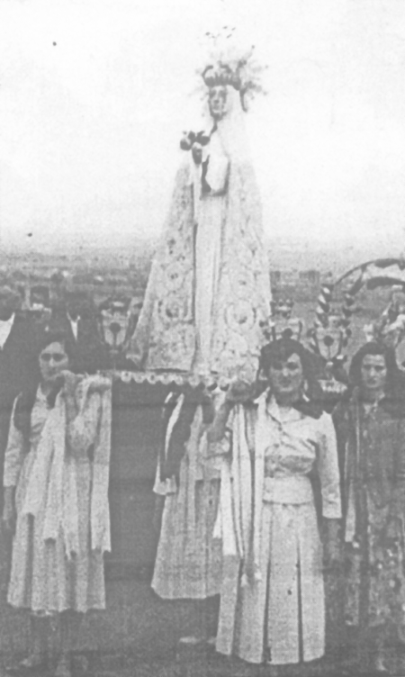 Mujeres en procesiÃ³n. Villarreal de Huerva.