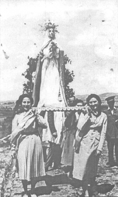 Mujeres en procesiÃ³n. Villarreal de Huerva.