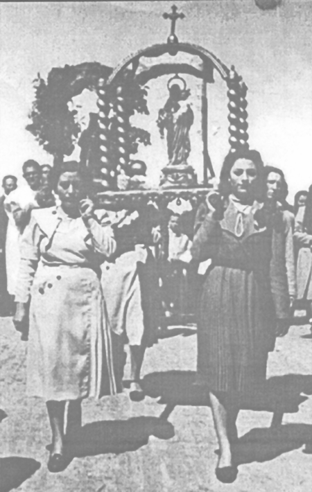 Mujeres en procesiÃ³n en Villarreal de Huerva.