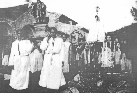 Vecinos de Villarreal de Huerva en procesiÃ³n.