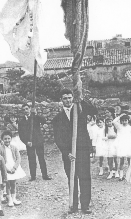 Daniel y Pascual con los pendones. Villarreal de Huerva.