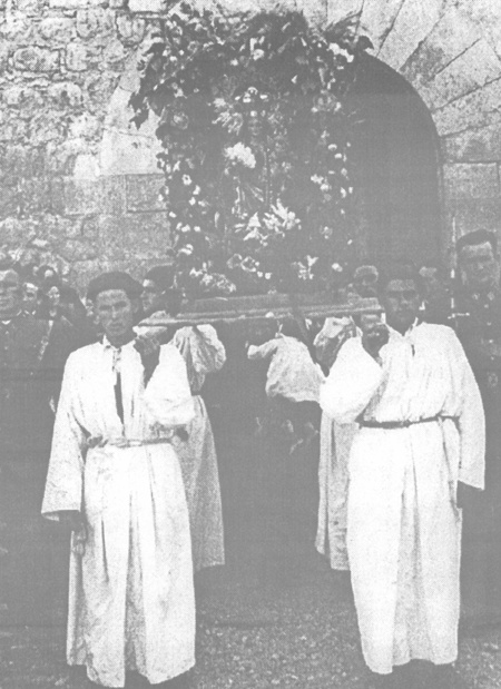 Salida de la Virgen del Rosario. Villarreal de Huerva.