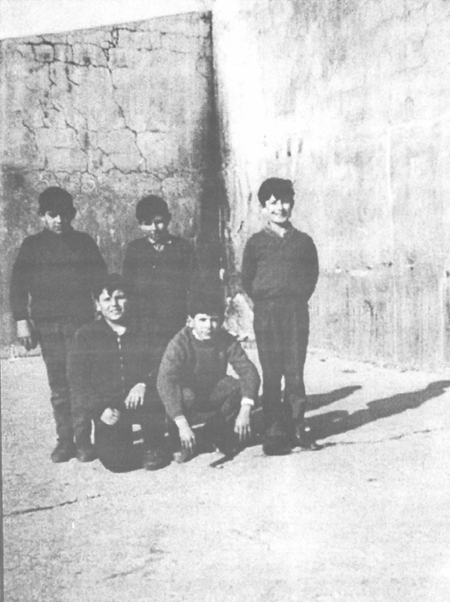 Grupo de niÃ±os en el frontÃ³n. Villarreal de Huerva.