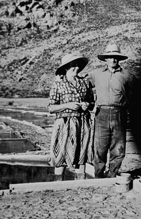 Vecinos de Ojos Negros trabajando en las salinas.