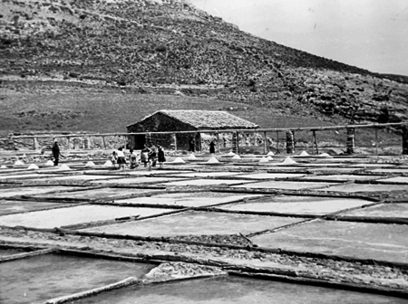 Montones de sal en las salinas. Ojos Negros.