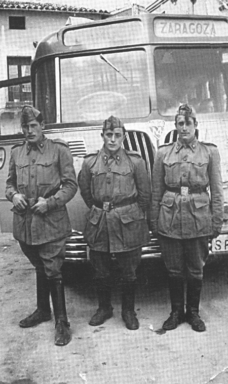 Militares junto a un autobÃºs de lÃ­nea. Langa del Castillo.