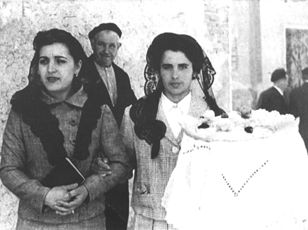 Agustina y Apolonia con el pan bendito. Langa del Castillo.