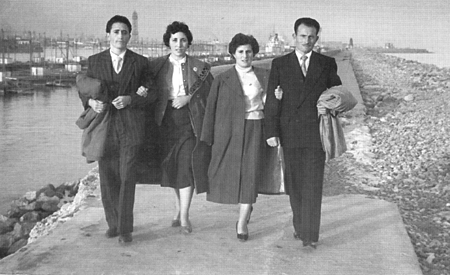 Vecinos de Langa del Castillo en su viaje de novios a Barcelona.