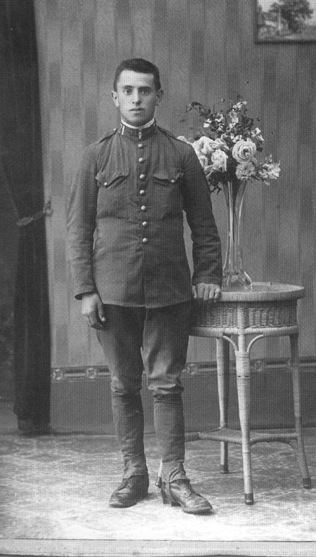 Manuel Ubide, de militar. Langa del Castillo.