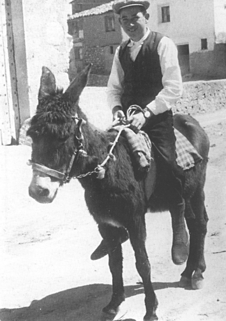 JesÃºs Loren sobre un burro. Langa del Castillo.