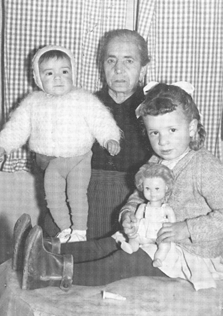 Anabel y Mari Luz Quilez con la abuela Matilde. Langa del Castillo.