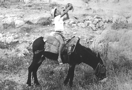 Miguel Ãngel Franco sobre un burro. Langa del Castillo.