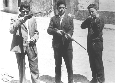 JÃ³venes con escopetas de perdigÃ³n. Langa del Castillo.