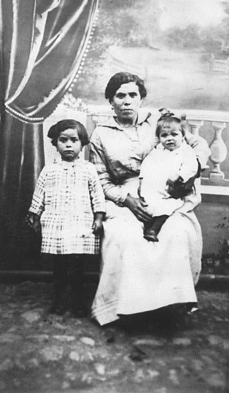 Enriqueta Serrano, Pilar LÃ³pez e InÃ©s Serrano. Langa del Castillo.