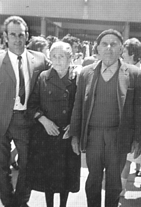 Basilio Valero con sus padres. Langa del Castillo.