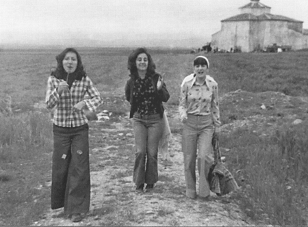 Inmaculada, Mari Sol y Sarita. Langa del Castillo.