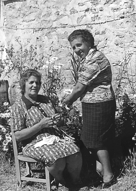 Miguela hace puntilla junto a Margarita. Langa del Castillo.