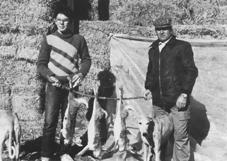 JesÃºs Villa y ElÃ­as LorÃ©n despuÃ©s de un dÃ­a de caza con galgos. Langa del Castillo.