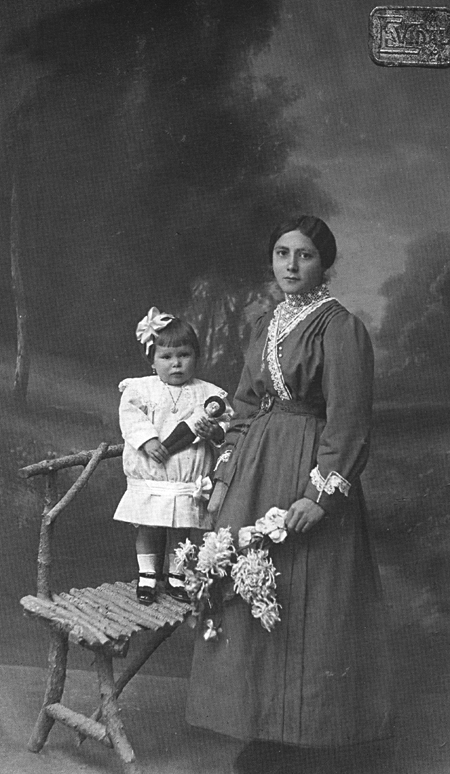 Martina Lon y niÃ±a. Langa del Castillo.