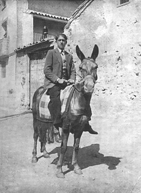 Luciano SebastiÃ¡n en la mula "roya". Langa del Castillo.