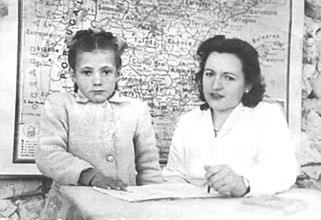 Azucena Salvador con doÃ±a Maruja. Langa del Castillo.