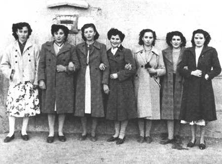 Grupo de amigas. Langa del Castillo.