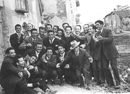 Nutrido grupo de amigos. Langa del Castillo.